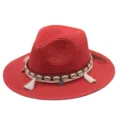 Detailansicht des roten Strohhutes mit dekorativer Muschel- und Quastenborte für den Sommer. - M (56-58cm) / Rot