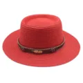 Roter Strohhut mit dekorativem braunem Band und Metallfeder-Anhaenger fuer Damen Sommer. - M (56-58cm) / Rot