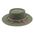 Grüner Strohhut im Detail, Boho geflochtenes Band mit rosafarbenen Quasten und Muscheln. - M (56-58cm) / Armeegrün