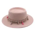Nahaufnahme des stilvollen rosa Strohhuts mit buntem geflochtenen Band und Muscheln. - M (56-58cm) / Altrosa