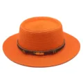 Oranger Strohhut mit flacher Krone, braunem geflochtenem Band und Federdetail im Detail. - M (56-58cm) / Orange
