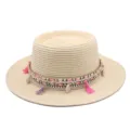 Stilvoller flacher Strohhut mit buntem geflochtenem Band und Muscheln für Strandurlaub. - M (56-58cm) / Beige