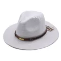 Gedetailleerd overzicht van de witte strohoed met bruine band en een gouden verenaccent. - M (56-58cm) / Wit