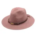 Gedetailleerde opname van de stoffige roze strooien fedora hoed met bruine gevlochten band en veer. - M (56-58cm) / Oudroze