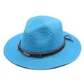 Detail blauwe strooien fedora hoed, met geweven textuur, kralenband en metalen veren bedeltje. - M (56-58cm) / Meerblauw