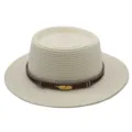 Detailaufnahme eines eleganten Damen Strohhutes mit dekorativem Lederband und Feder. - M (56-58cm) / Creme