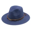 Gedetailleerd overzicht van de blauwe strooien fedora hoed met decoratieve band en veer. - M (56-58cm) / Marineblauw