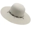 Détail de chapeau de paille avec breloques plumes en métal et perles pour look de plage. - M (56-58cm) / Crème