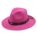 Detailaufnahme des pinken Strohhatts mit stilvollem Lederriemen und Metallstierkopf-Dekor. - M (56-58cm) / Fuchsia