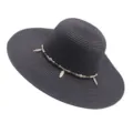 Vista detallada del sombrero de paja de ala ancha con cuentas boho y plumas para verano. - M (56-58cm) / Negro