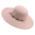 Vista detallada del sombrero de paja rosa para mujer con abalorios y dijes de plumas. - M (56-58cm) / Rosa