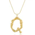 Nahaufnahme einer klobigen goldenen Buchstaben Q Halskette, einzigartiger Punk-Schmuck. - Buchstabe Q / Gold