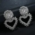 Orecchini pendenti da donna in metallo a forma di cuore con rilievo stile europeo - Argento
