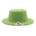 Grüner Wollfilz-Flachhut Detail mit eleganter Perlenkette und feiner Quasten-Dekoration. - M (56-58cm) / Fedora / Grasgrün