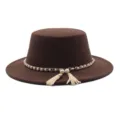 Nahaufnahme des braunen Wollfilz-Boaterhuts mit edler Perlenkette und schicken Quasten. - M (56-58cm) / Fedora / Kaffeebraun