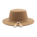 Detailansicht des eleganten kamelbraunen Flachhut-Filzhutes mit Perlenkette und Quasten. - M (56-58cm) / Fedora / Camel