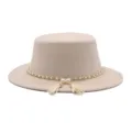 Detailaufnahme des eleganten, beigen flachen Filzhutes mit edler Perlenkette und Quasten. - M (56-58cm) / Fedora / Beige