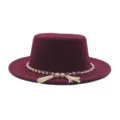 Weinroter Wollfilz Flachkopf Fedora Hut Detail mit eleganter Perlenkette und Quaste. - M (56-58cm) / Fedora / Burgunderrot