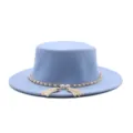 Detailaufnahme eines hellblauen Flach-Filzhutes mit Perlenkette und Doppeltassel-Dekor. - M (56-58cm) / Fedora / Himmelblau