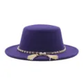 Nahaufnahme des eleganten violetten Wollfilz-Flachdachhutes mit Perlen- und Goldketten-Dekor. - M (56-58cm) / Fedora / Lila