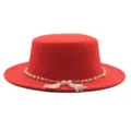 Roter flacher Filzhut im Detail zeigt elegante Perlenkette mit feinen Quasten Akzenten. - M (56-58cm) / Fedora / Rot