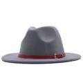 Grauer Woll-Fedora-Hut für Damen, elegante Winter-Flachkrempenkappe mit rotem Gürtel und Schnalle. - Light Gray (Red Belt) / Erwachsene (56-58cm)