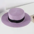 Nahaufnahme des eleganten violetten Strohhutes mit flacher Oberseite und schwarzer Schleife. - M (56-58cm) / 3# Hellvioletter Stil