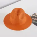 Detailansicht des leuchtend orangen Strohhutes, stilvoller Sommersonnenschutz Strand Fedora. - M (56-58cm) / Helles Orange