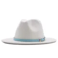 Klassischer weißer Woll-Fedora-Hut mit hellblauem Gürtel, breite Krempe, stilvolle Kopfbedeckung. - M (56-58cm) / Weiß (Blauer Gürtel)