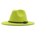 Modischer neongrüner Damen Fedora Hut mit breiter Krempe und schwarzem Ledergürtel für den Winter. - Fluoreszierendes Grün