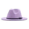 Damen lila Wolle Fedora Hut mit schwarzem Gürtel und Metallschnalle, elegante breite Krempe. - Hellviolett