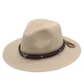 Strohhut Detailansicht mit braunem Lederband und Metallstierkopf-Dekor, perfekt für den Sommer. - M (56-58cm) / Beige