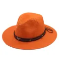Nahaufnahme des orangen Strohhuts mit braunem Lederband und dekorativem Stierkopf aus Metall. - M (56-58cm) / Orangerot