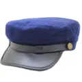 Detailansicht einer stilvollen blauen Schirmmütze mit schwarzem Lederkrempe und Metallknopf. - M (56-58cm) / Blau