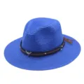 Nahaufnahme des blauen Strohhutes mit braunem Lederriemen und stilvollem Metall-Stier-Dekor. - M (56-58cm) / Saphirblau