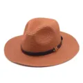 Unisex Strohhut mit schwarzem Band und goldenem M, ideal für Sommerstrand und Outdoor. - M (56-58cm) / Karamellbraun