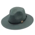 Grüner Fedora Strohhut mit schwarzem Lederband und Metallbuchstabe M für den Sommer am Strand. - M (56-58cm) / Dunkelgrün