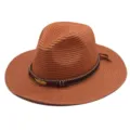 Bruine geweven strooien fedora hoed met decoratieve band voor zomerse zonbescherming op strand. - M (56-58cm) / Karamel