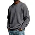 Dunkelgraues Herren Sweatshirt Detail, minimalistischer Freizeitstil für Herbst und Winter. - Dunkelgrau