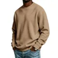 Detaillierte Ansicht des schlichten khaki Herren-Sweatshirts im minimalistischen Stil. - Camel