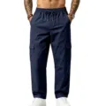 Detailansicht der dunkelblauen Herren Cargohose mit praktischen Seitentaschen und Kordelzug. - S / Unterteile / Marineblau