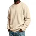 Nahaufnahme des minimalistischen, schweren Rundhals-Sweatshirts in Creme für den Alltag. - Aprikose