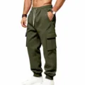 Primo piano e dettaglio dei pantaloni cargo verdi militari da uomo con tasche coulisse. - Verde militare