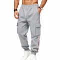 Vista dettagliata dei pantaloni caldi con nastro laterale e comode tasche cargo. - Taglia S / Pantaloni e gonne / Grigio chiaro
