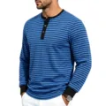 Vista detallada de la camisa henley de manga larga a rayas azules y negras con botonadura. - S / Tops / Azul zafiro