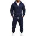 Tuta sportiva da uomo con felpa con cappuccio e zip foderata in pile e pantaloni cargo. - Blu navy