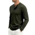 Herren Langarm dunkelgrünes Henley-Shirt, lässiges vielseitiges loses Baumwolltop. - Armeegrün