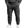 Détail de pantalon cargo molletonné gris foncé, avec poches multiples et bords-côtes. - Gris foncé