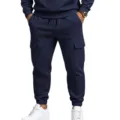 Vue détaillée d'un pantalon de survêtement cargo doublé pour homme en bleu foncé avec poches. - S / Bas / Bleu marine