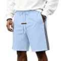 Dettagli in primo piano dei pantaloncini sportivi casual da uomo con bande laterali e coulisse. - Taglia S / Pantaloni e gonne / Azzurro